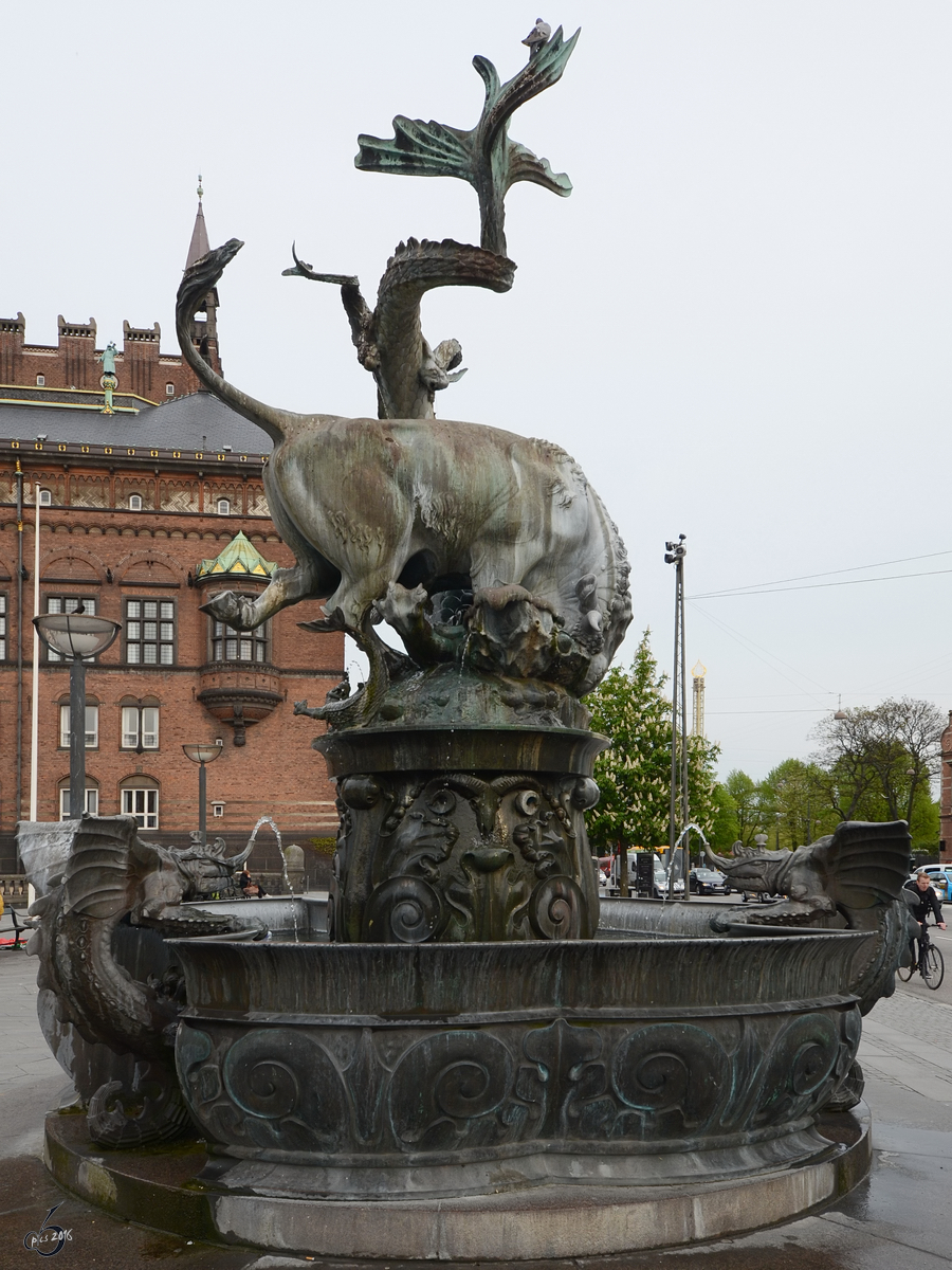 Der Drachenspringbrunnen auf dem Rathausplatz in Kopenhagen. (Mai 2012)