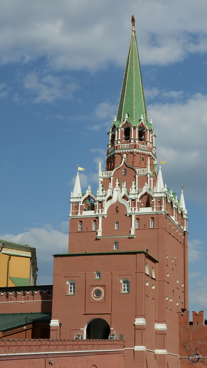 Der Dreifaltigkeitsturm Anfang Mai 2016 am Moskauer Kreml.