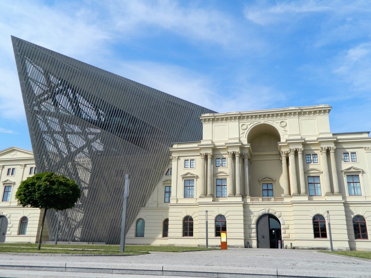 Der  Dresdner Keil  vom Architekten Daniel Libeskind macht den ansonsten eher klassischen Altbau des Militrhistorischen Museums der Bundeswehr zu einem weiteren Wahrzeichen der schsischen Hauptstadt. Mit insgesamt 20.000 m Ausstellungsflche ist es das grte Museum in Deutschland. (14.7.2017) 