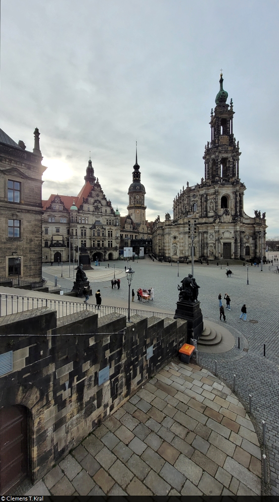 Der Dresdner Schlossplatz mit der Katholischen Hofkirche (Kathedrale Sanctissimae Trinitatis), dem Residenzschloss und dem Georgentor. Kurz schaute auch mal die Sonne durch den Wolkenteppich.

🕓 20.2.2023 | 14:53 Uhr