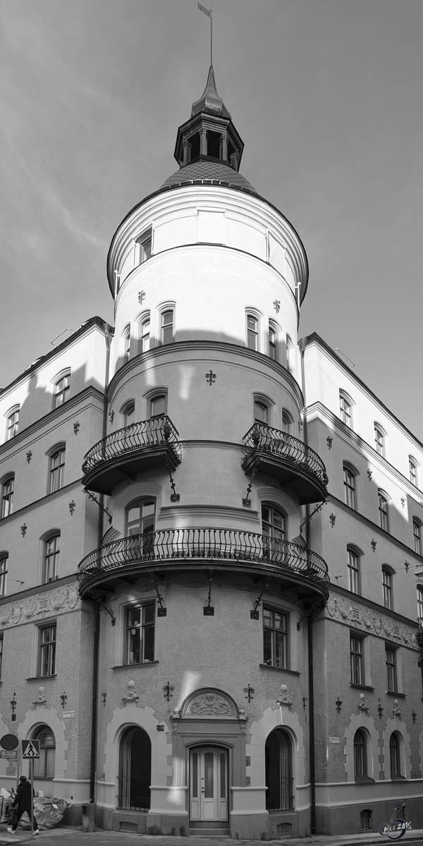 Der Eckturm eines klassischen Gebudes an der Malmskillnadsgatan. (Stockholm, Oktober 2011)