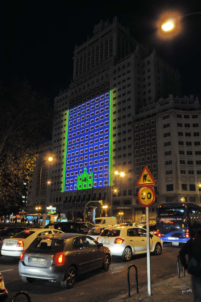 Der Edificio Espaa auf dem gleichnahmigen Platz wurde 1953 fertiggestellt. (Madrid, Dezember 2010)