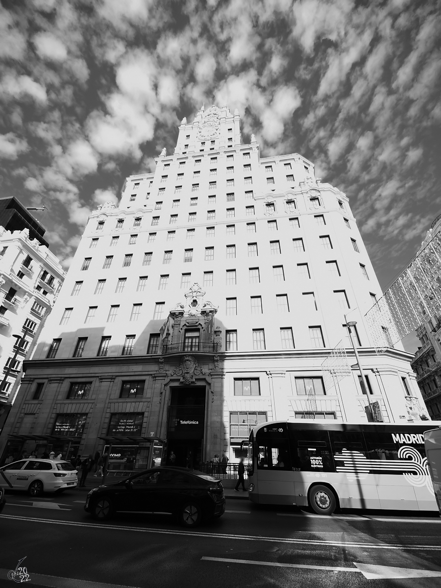 Der Edificio Telefnica ist ein zwischen 1926 und 1929 gebautes Hochhaus an der Gran Va in Madrid. (November 2022)