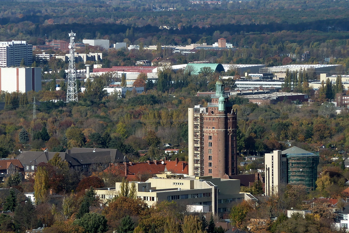 Der ehemalige Wasserturm Charlottenburg II, OT Westend. Seit 1972 stillgelegt. Der Wasserturm mit einer Hhe von 61m ist in eine Wohnanlage mit 12 Eigentumswohnungen ber 14 Etagen umgebaut worden.  Foto: 28.10.2012