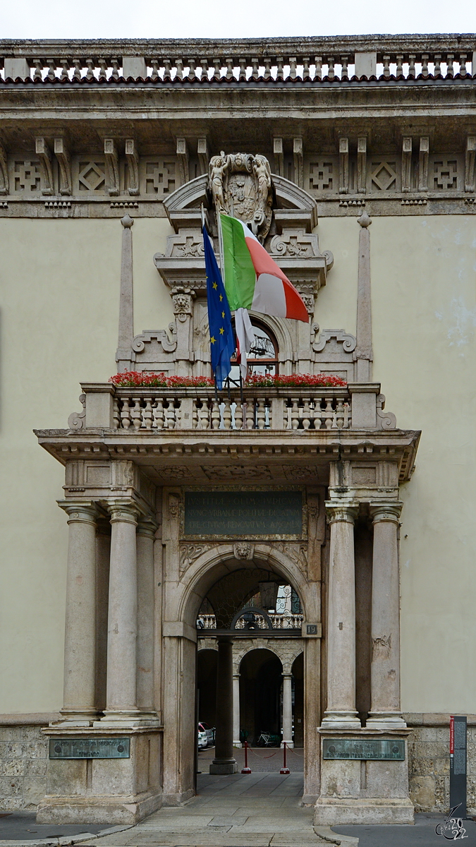 Der Eingang zum 1605 geweihten in im manieristischen Stil gestalteten Palazzo del Capitano di Giustizia, welcher fr etwa drei Jahrhunderte der Hauptsitz der Justizverwaltung in Mailand war und heute das Hauptquartier des Zentralkommandos der Polizei von Mailand ist. (Juni 2014)