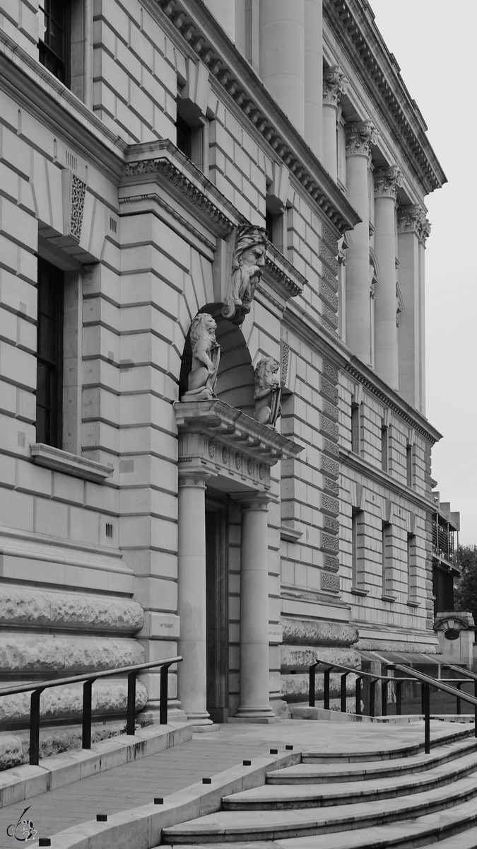 Der Eingang zum britischen Finanz- und Wirtschaftsministerium. (London, September 2013)