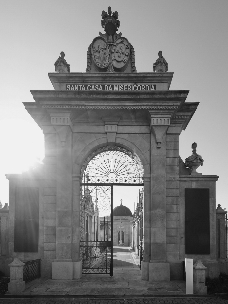 Der Eingang zum Friedhof von Lapa (Cemitrio da Lapa). Dieser wurde ursprnglich wegen der vielen Toten der Cholera-Epidemie zum Ende des 18. Jahrhunderts gebaut und ist der lteste romantische Friedhof in Portugal. (Porto, Januar 2017)