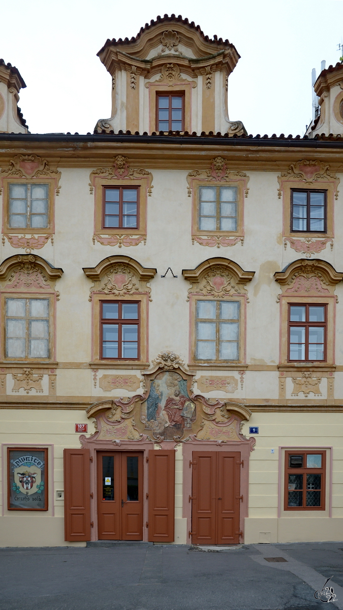 Der Eingang zum Gasthaus U Černho vola (Zum schwarzen Ochsen) in Prag. (September 2012)