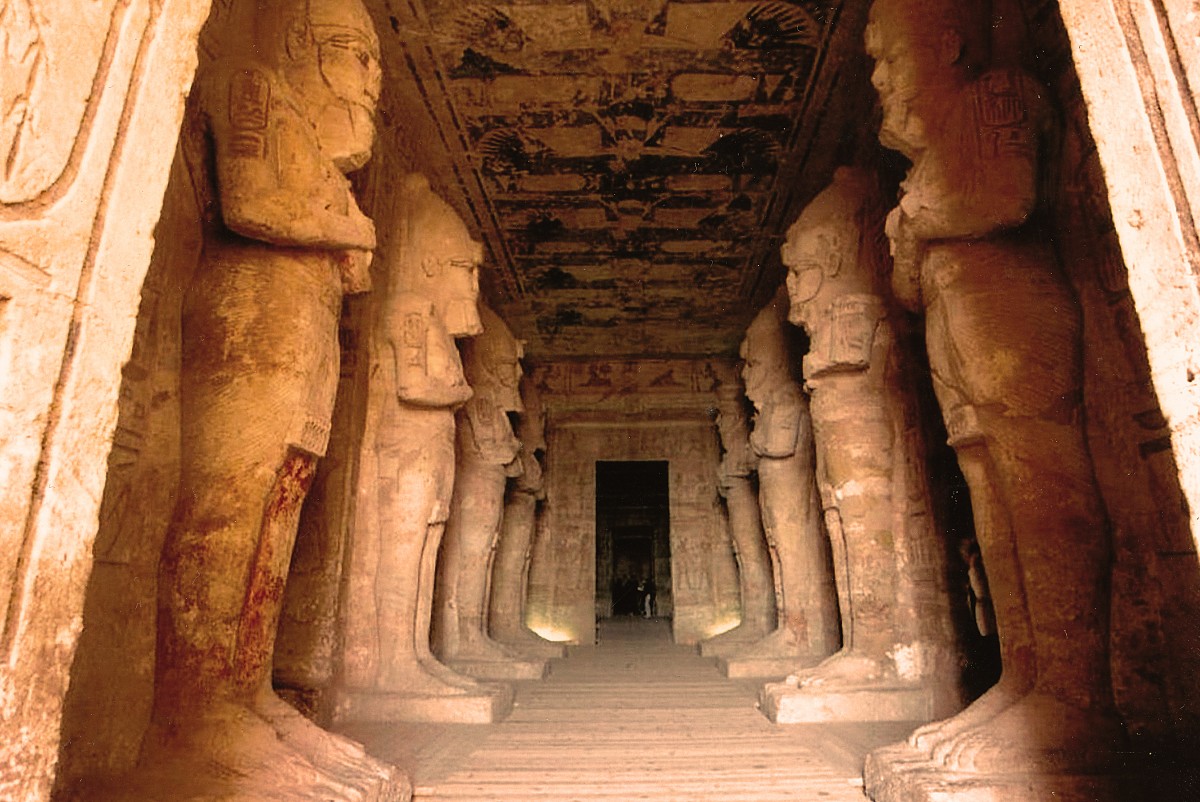 Der Eingang zum Groen Tempel von Ramses II in Abu Simbel. Aufnahme: April 1988 (Digitalisertes Negativfoto).