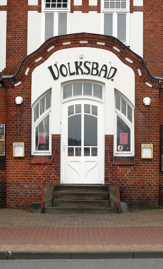 Der Eingang zum Kulturzentrum Volksbad, Schiffbrücke 67, Flensburg. Ehemaliges Volksbad, errichtet 1905-1906 von Heinrich Petersen. Aufnahme: September 2011.