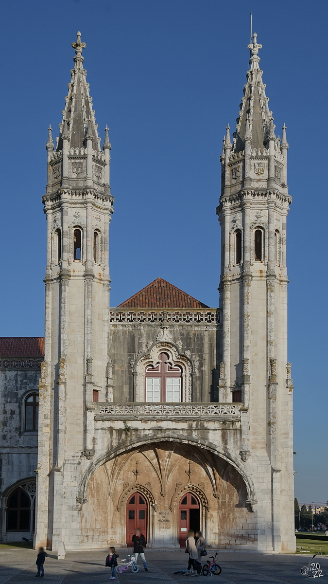Der Eingang zum portugiesischen Marinemuseum, welches sich in einem Teil des Westflgels des Hieronymitenklosters (Mosteiro dos Jernimos) befindet. (Lissabon, Januar 2017)