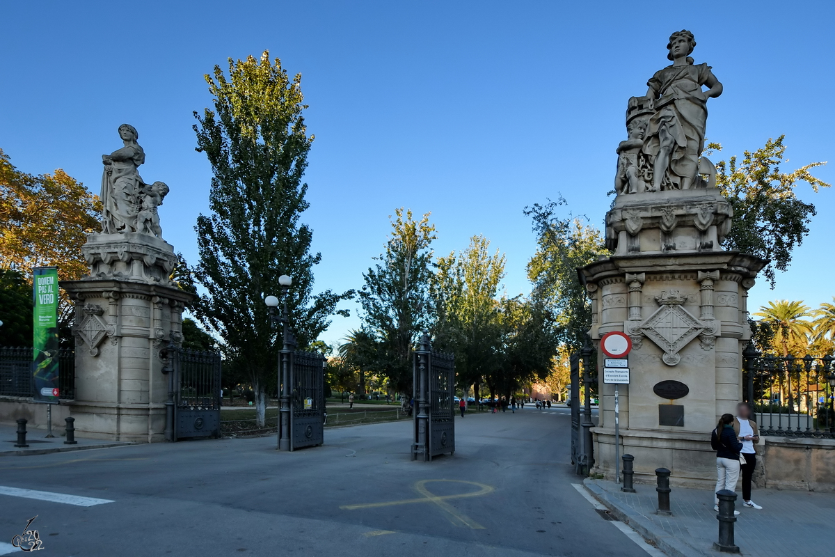 Der Eingang zum im spten 19. Jahrhundert angelegten Zitadellenpark (Parc de la Ciutadella) in Barcelona. (November 2022)