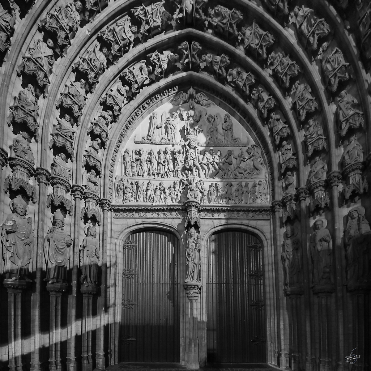 Der Eingang zur Liebfrauenkathedrale zu Antwerpen Ende Juli 2018.