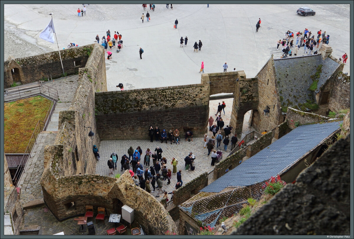 Der einzige Zugang zur Insel Mont Saint Michel ist die Porte de l'Avanc�e, der sich weitere Stadttore (u.a. das Boulevard-Tor) auf dem Weg ins Innere anschlie�en. Die umfangreichen Befestigungsanlagen entstanden ab dem 13. Jahrhundert. (06.05.2026)