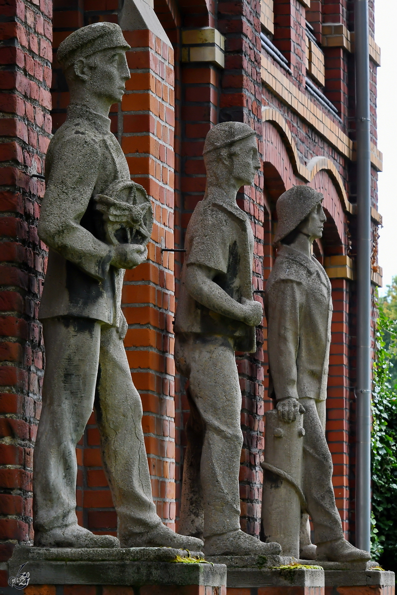 Der Eisenbahner, der Bergmann und ein Binnenschiffer sind als Figurengruppe im Heimatmuseum Unser Fritz in Wanne-Eckel zu sehen. Die im Jahr 1927 unweit des Hauptbahnhofes aufgestellte Figurengruppe (Drei-Mnner-Eck) sollte die tragenden Sulen der Wirtschaft der Stadt Wanne-Eickel symbolisieren. (August 2021)