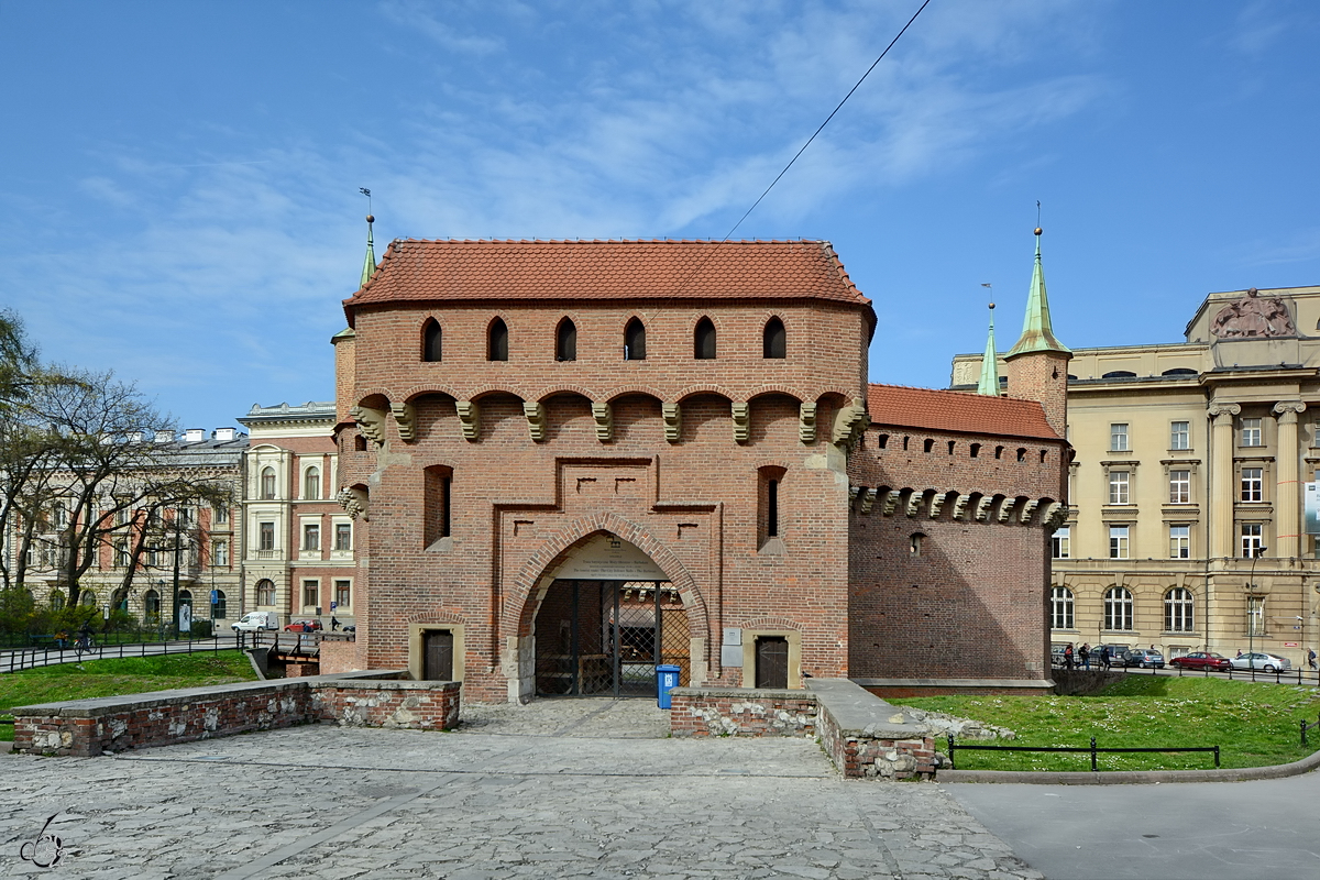 Der Ende des 15. Jahrhunderts im gotischen Backsteinstil erbaute Barbakan in Krakau gilt als der grte erhaltene Barbakan Europas. (April 2014)