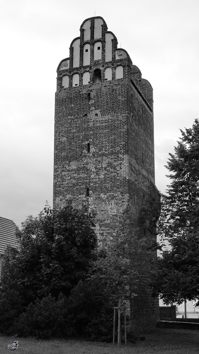 Der Fangelturm in Malchin wurde im 15. Jahrhundert als ein Wehrturm der Stadtmauer erbaut und in der zweiten Hlfte des 16. Jahrhunderts um einen Renaissance-Giebel ergnzt. (August 2014)