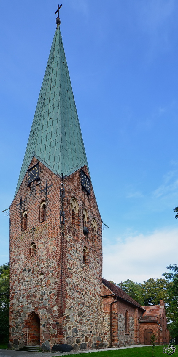 Der fast 55 Meter hohe Turm der gotische Kirche in Spornitz. (August 2014)