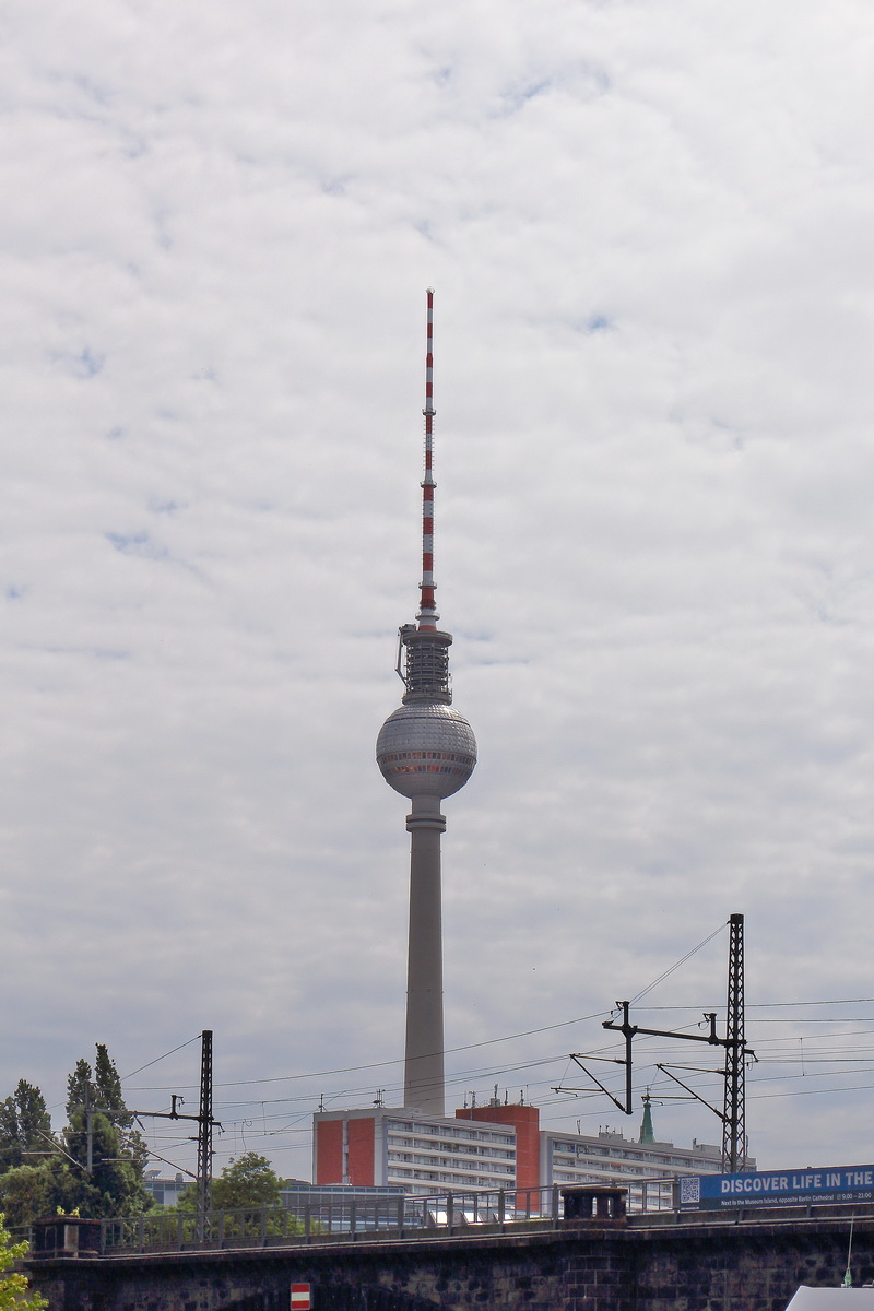 Der Fernsehturm am Alexanderplatz in Berlin gesehen von der Spree am 11. Juni 2022.