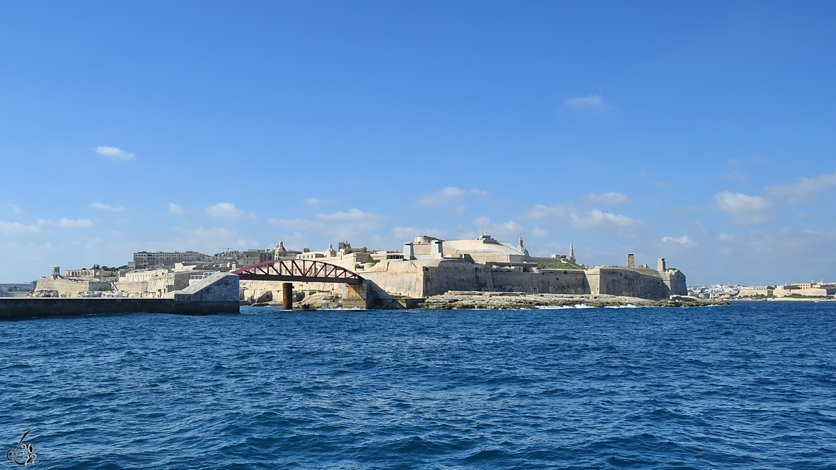 Der Festungscharakter von Valletta kommt besonders von der Wasserseite aus zur Geltung. (Oktober 2017)