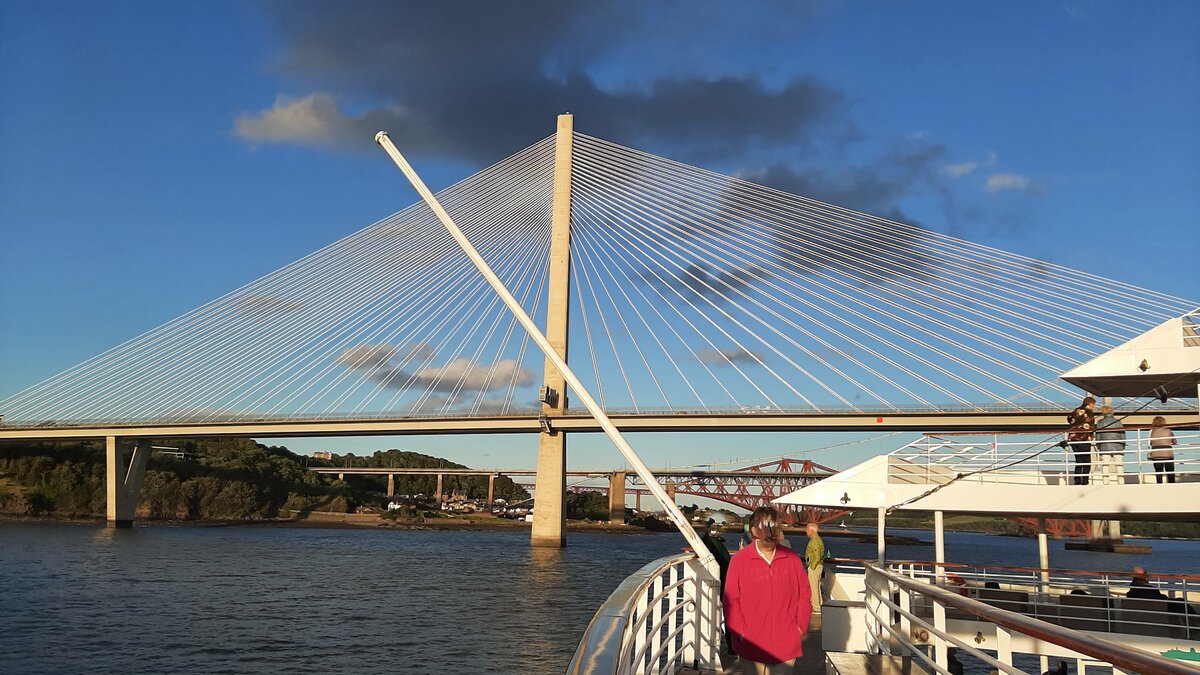 Der Firth of Forth ist eine M�ndungsbucht des Flusses Forth in der N�he von Edinburgh, seit dem 15. Jahrhundert die Hauptstadt von Schottland. Die Queensferry Crossing ist eine Schr�gseilbr�cke, die den Forth mit mehr  50 Meter H�he �berquert.