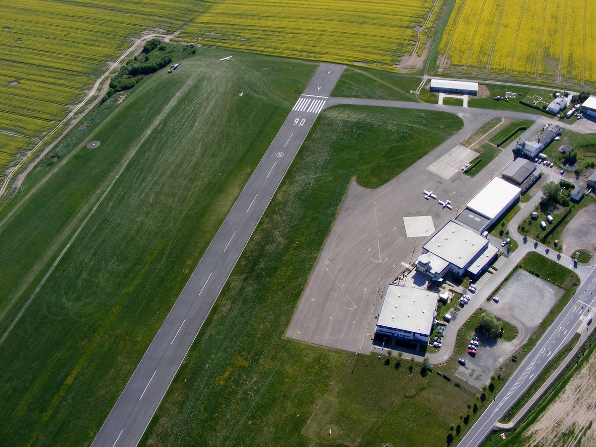 Der Flugplatz Gera (EDAJ) in Startrichtung Piste 24  am 1.Mai 2011