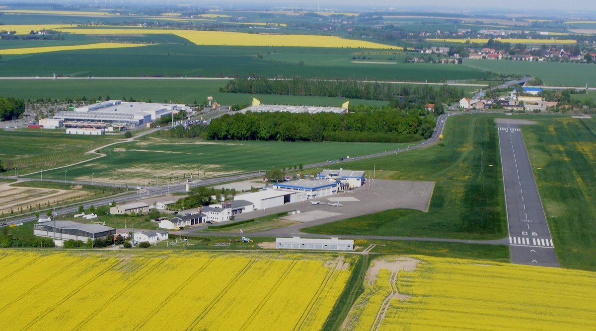 Der Flugplatz Gera-Leumnitz (EDAJ) mit der Piste 06 am 1.Mai 2011