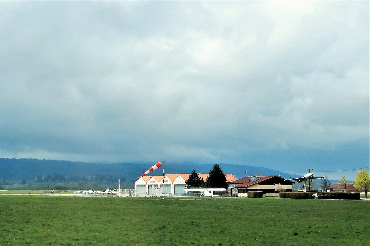 Der Flugplatz Pontarlier (LFSP) liegt etwa zwei Kilometer westlich der Stadt. Der dort beheimatete Aroclub Pontarlier wurde 1930 gegrndet  - 16.04.2017