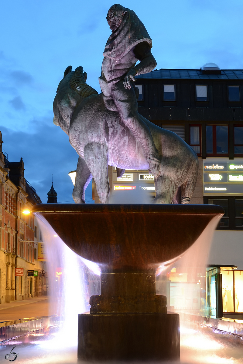 Der Folkunga-Brunnen von 1927 auf dem Zentralplatz von Linköping. (Juni 2012)