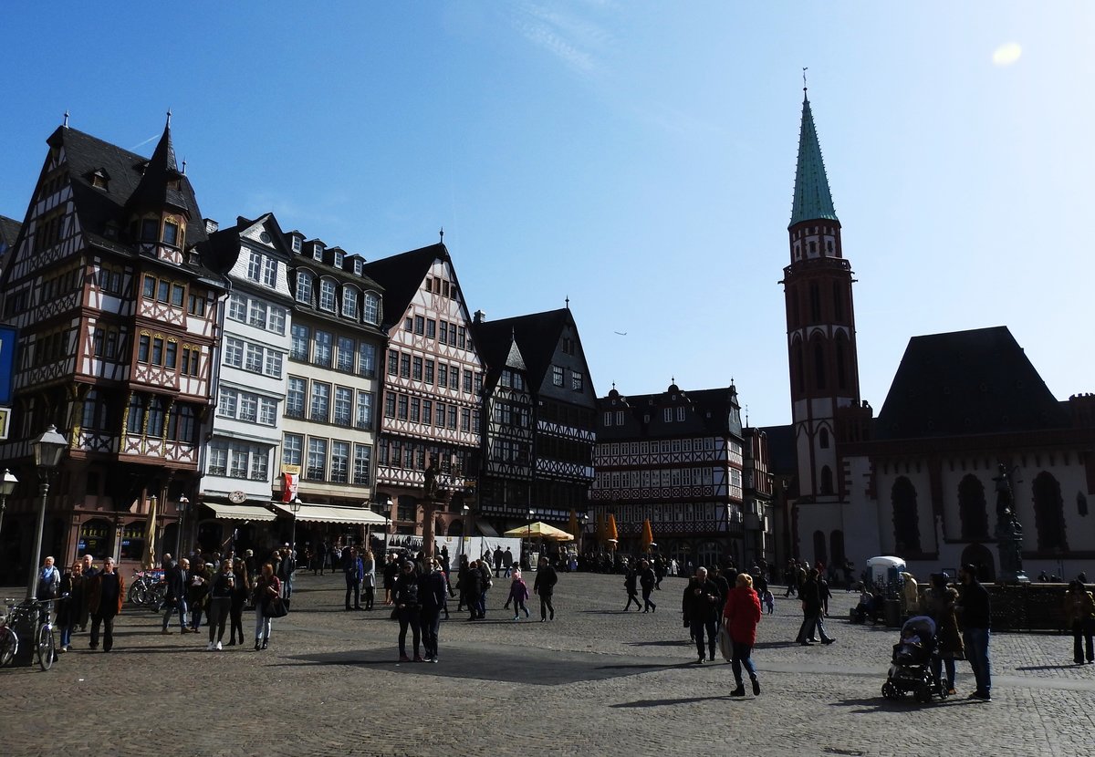 DER FRANKFURTER RMER
Welch ein Kontrast zu der Architektur der Bankenmetropole Frankfurt-der
historische Stadtmittelpunkt dieser Weltstadt mit dem weltweit bekannten
Fachwerk-Ensemble,das Touristen aus der ganzen Welt besuchen,hier am 12.3.2017...