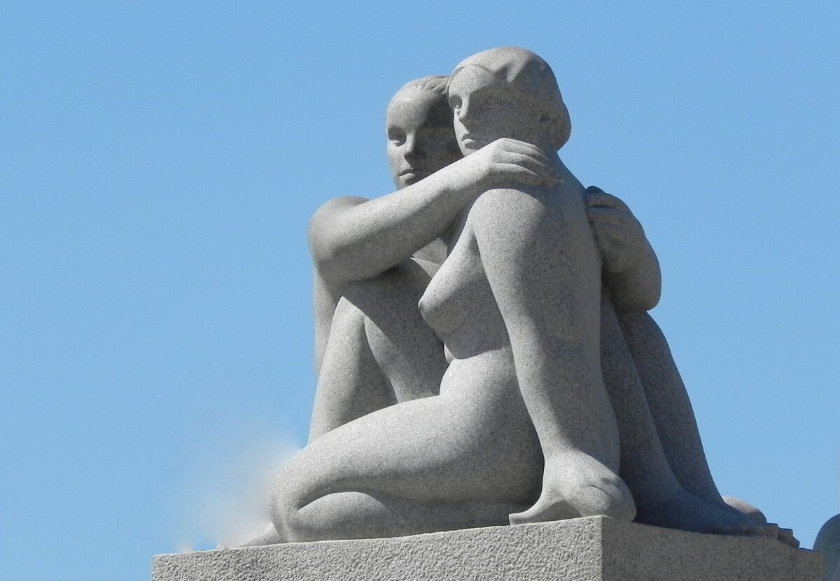 Der Frognerpark in Oslo am 04.06.2023. Der bedeutenste norwegische Bildhauer, Gustav Vigeland, hat in diesem Park eine einzigartige Sammlung von 212 lebensgroen Stein-, Gusseisen- und Bronzeskulpturen geschaffen. Das Thema des Parks ist eine Ode an das Leben. Vigeland ging es in erster Linie darum, menschliche Beziehungen abzubilden.