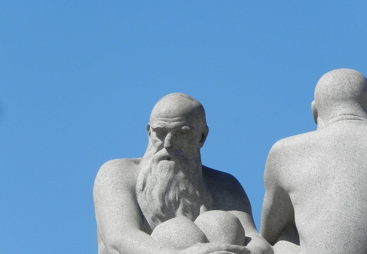 Der Frognerpark in Oslo am 04.06.2023. Der bedeutenste norwegische Bildhauer, Gustav Vigeland, hat in diesem Park eine einzigartige Sammlung von 212 lebensgroen Stein-, Gusseisen- und Bronzeskulpturen geschaffen. Das Thema des Parks ist eine Ode an das Leben. Vigeland ging es in erster Linie darum, menschliche Beziehungen abzubilden.