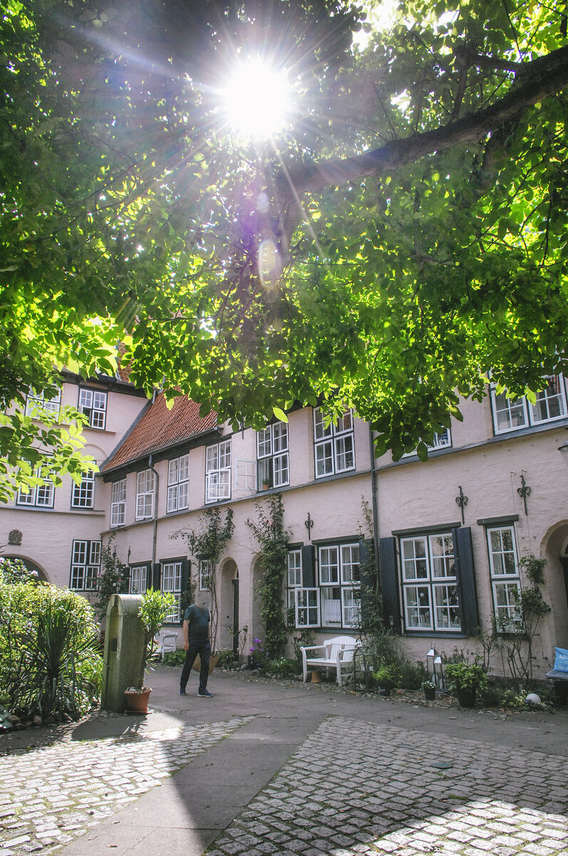 Der Fchtingshof ist einer der herausragenden Gnge und Hfe in der Lbecker Altstadt. Der Stifter Johann Fchting (1571-1637), Lbecker Kaufmann und Ratsherr, bestimmte in seinem Testament unter anderem die Errichtung einer Stiftung den Armen zum Nutzen und Besten. Die Wohnungen im Hof  werden auch heute noch an alleinstehende, bedrftige Damen vermietet, wobei das Mietniveau unterhalb der Sozialmiete liegt. Aufnahme: 21. August 2021.