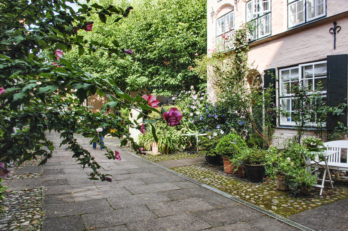 Der Fchtingshof ist einer der herausragenden Lbecker Gnge und Hfe in der Glockengieerstrae unterhalb der Katharinenkirche. Er wurde 1639 seiner Bestimmung bergeben und umfasst als Wohnhof 20 Wohnungen fr Witwen von Schiffern und Kaufleuten. Die frhbarocke Wohnanlage steht unter Denkmalschutz und ist Bestandteil des Lbecker Weltkulturerbes. Aufnahme: 21. August 2021.