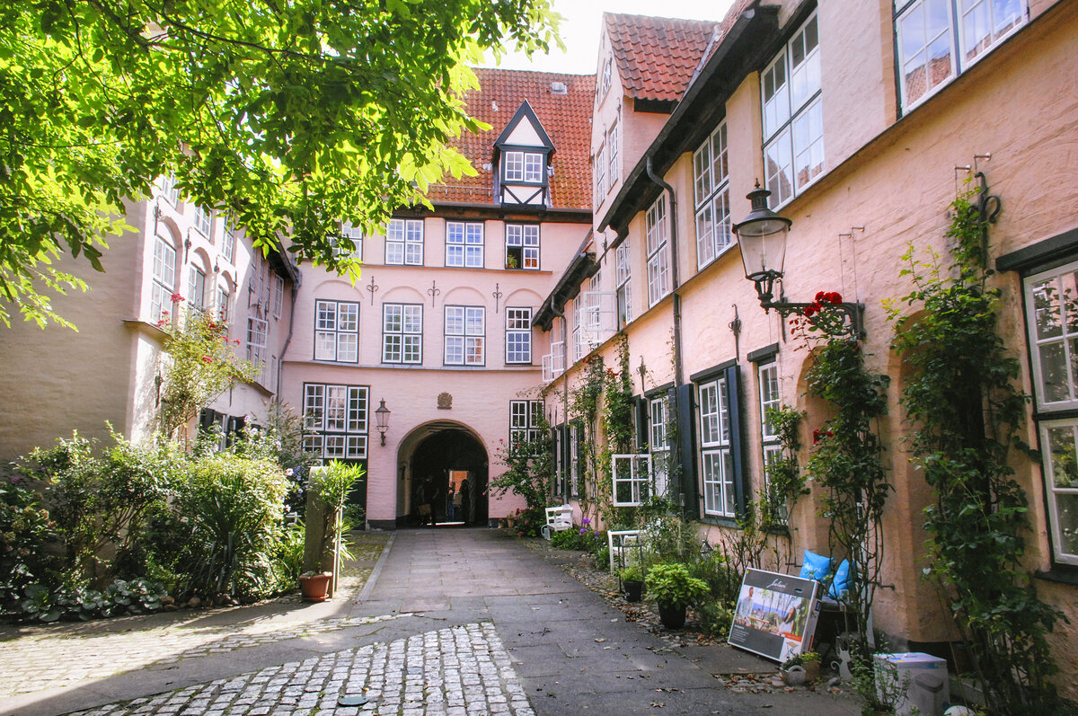 Der Fchtingshof liegt in der Glockengieerstrae unterhalb der Katharinenkirche. Er ist heute einer der grten und prchtigsten Stiftungshfe in Lbeck.  Aufnahme: 21. August 2021.