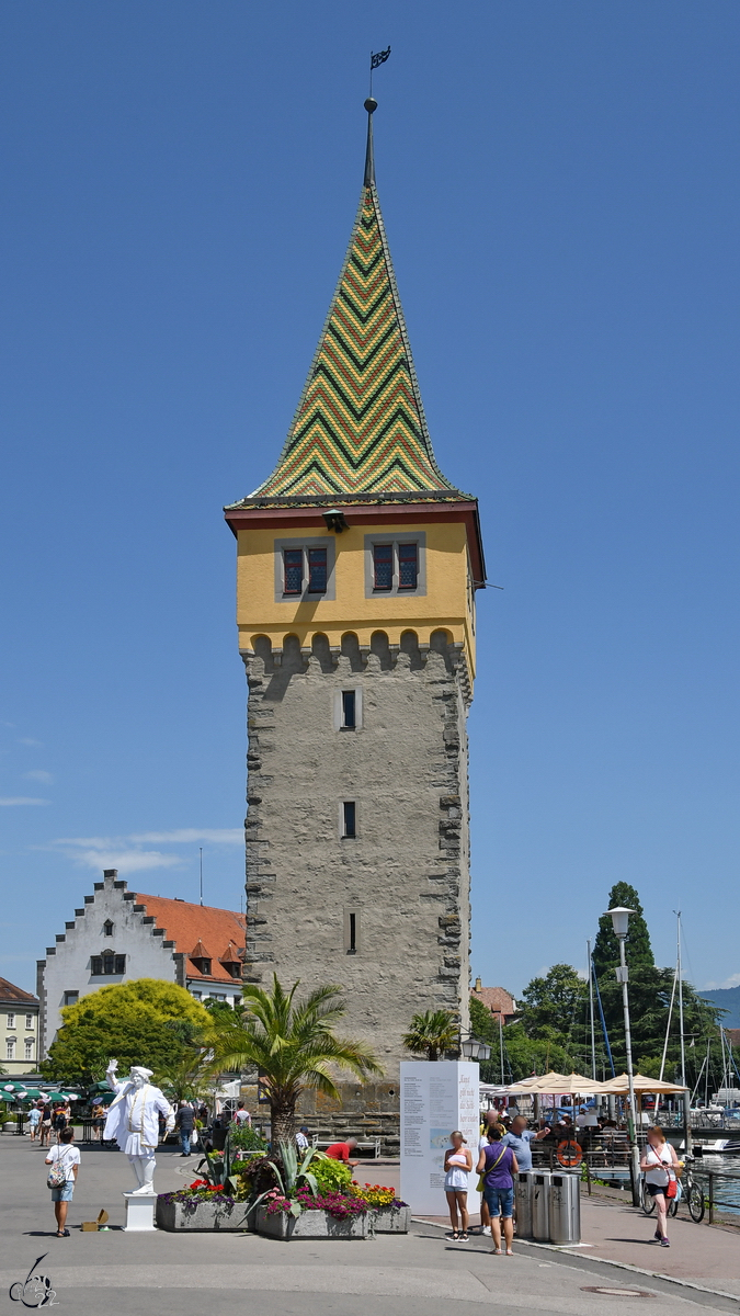 Der fünfstöckige Mangturm wurde in den Jahren 1180 bis 1856 als Leuchtturm genutzt. (Lindau, Juli 2017)