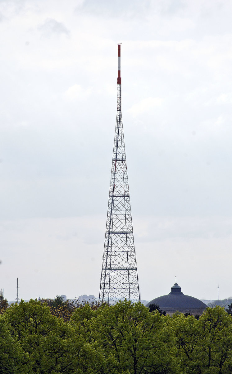 Der Funkturm Leipzig ist ein 2015 errichteter 191 Meter hoher Sendeturm im Ortsteil Zentrum-Südost in Leipzig, der in 2016 seinen Regelbetrieb aufgenommen hat. Der Turm sorgt für die Verbreitung des digitalen terrestrischen Fernsehens (DVB-T2) und des Digitalradios (vom Völkerschlachtdenkmal aus gesehen).
Aufnahme: 29. April 2017.