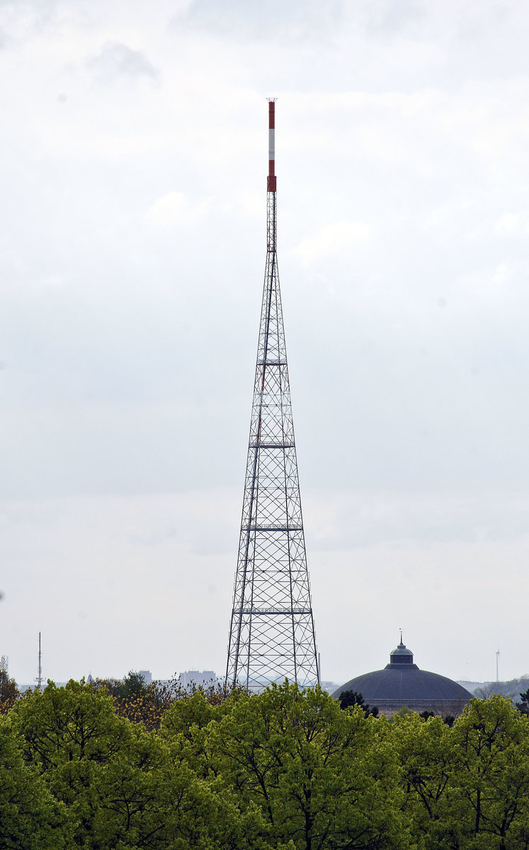 Der Funkturm Leipzig ist ein 2015 errichteter 191 Meter hoher Sendeturm im Ortsteil Zentrum-Sdost in Leipzig, der in 2016 seinen Regelbetrieb aufgenommen hat. Der Turm sorgt fr die Verbreitung des digitalen terrestrischen Fernsehens (DVB-T2) und des Digitalradios (vom Vlkerschlachtdenkmal aus gesehen).
Aufnahme: 29. April 2017.