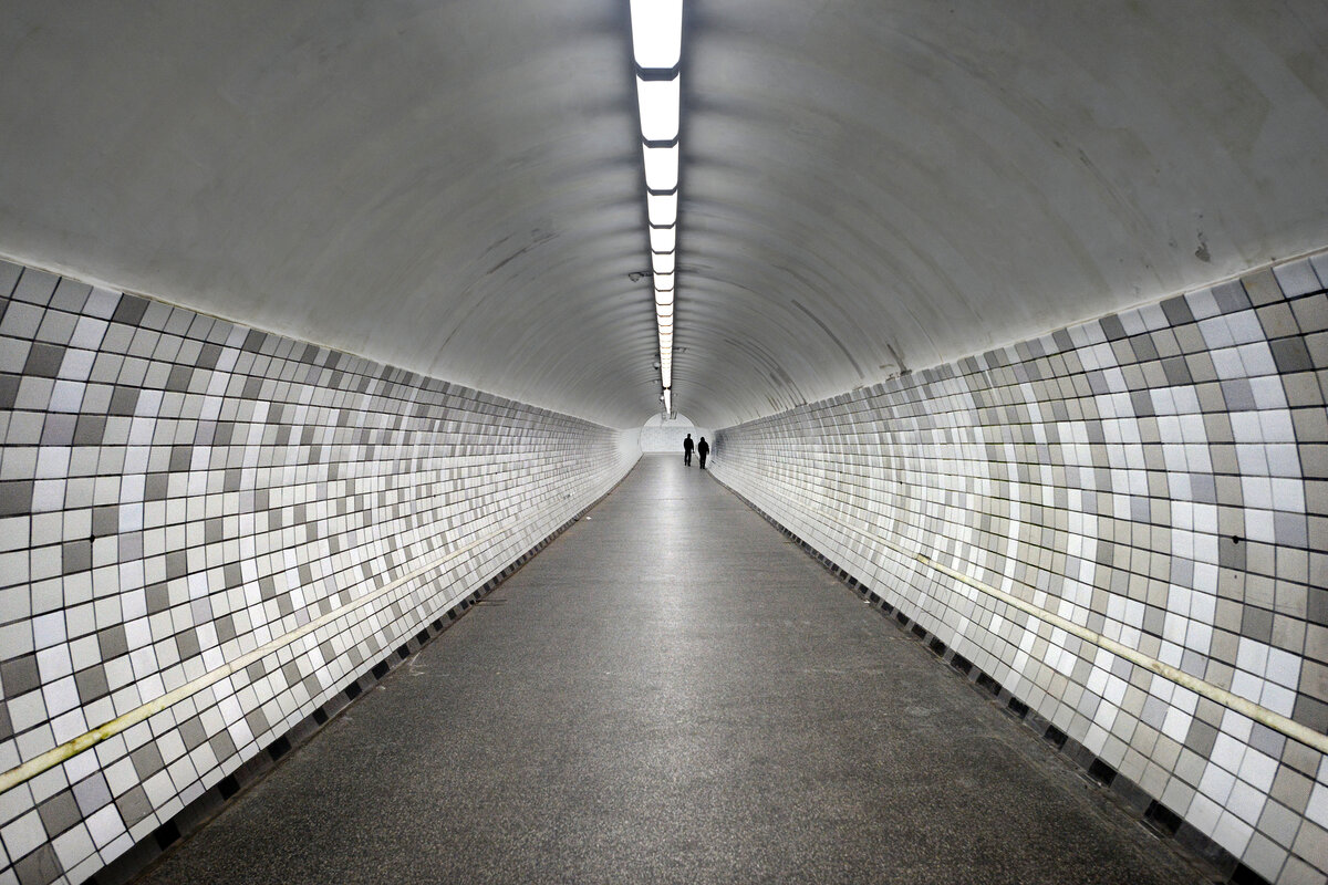 Der Fugngertunnel i Rnedsburg hat ein Lnge von Insgesamt 267 Meter. Die eigentliche Tunnelrhre unter dem Nord-Ostsee-Kanal ist 130 Meter lang. Zugnglich ist der Tunnel ber jeweils einen Fahrstuhl und zwei Fahrtreppen auf jeder Seite, Nord und Sd. Aufnahme: 7. Mrz 2022.