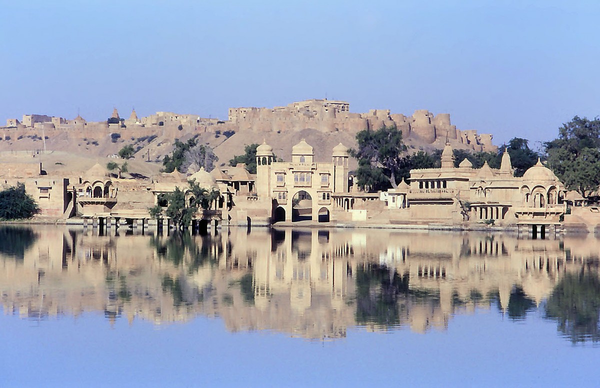 Der Gadii Sagar-See mit dem Scheingrab Bada Bagh bei Jaisalmer. Aufnahme: November 1988 (Bild vom Dia).