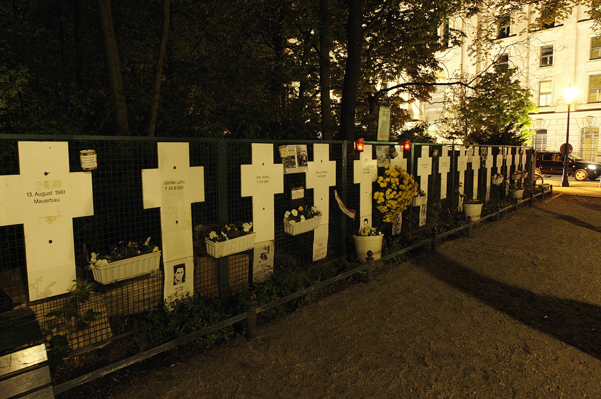 Der Gedenkort Weie Kreuze am Ufer der Spree am Friedrich-Ebert-Platz neben dem Reichstagsgebude in Berlin erinnert an die Todesopfer an der Berliner Mauer. Nachtaufnahme: 3. Mai 2008.