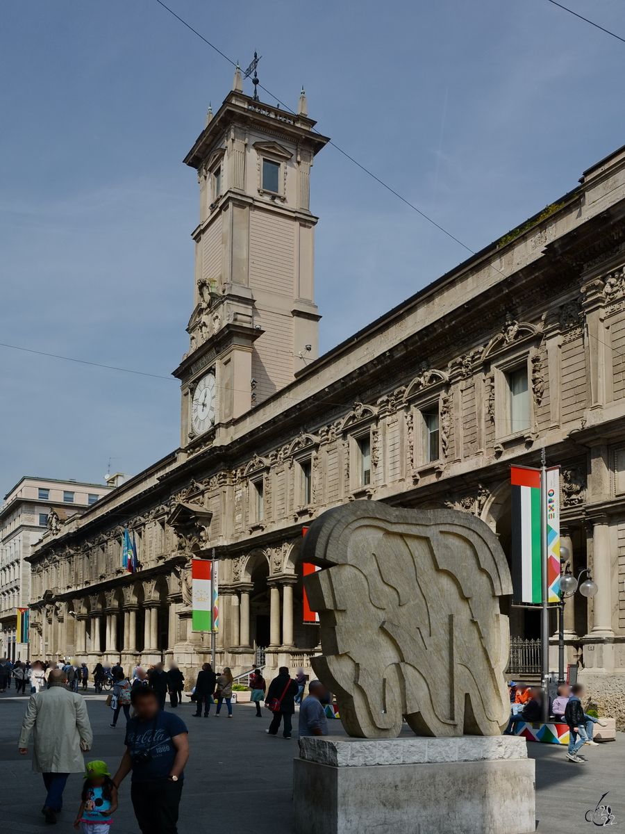 Der Giureconsulti-Palast (Palazzo dei Giureconsulti) wurde im 16. Jahrhundert im Stil des Manierismus erbaut und diente ursprnglich als Kollegium der edlen Doktoren, einer Schule fr aufstrebende Politiker und Anwlte. (Mailand, April 2015)