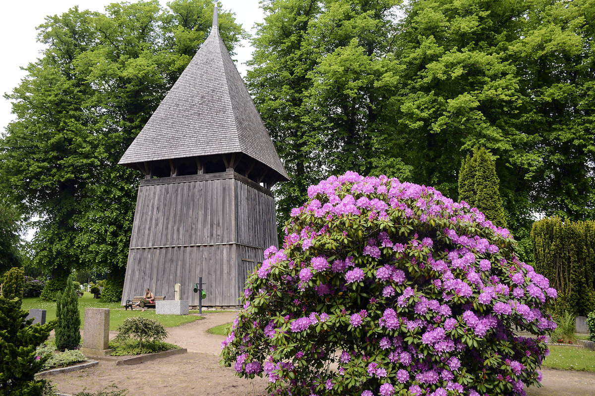 Der Glockenturm in Norder Brarup ist der lteste Glockenturm in Schleswig-Holstein und Angeln. Gut sichtbar auf dem Friedhof ist der Glockenturm mit seinen gewaltigen Eichenbalken. Besonders beeindrucken seine gewaltigen Balken mit einem Durchmesser von 52 cm bei einer Hhe von knapp 17 Metern bis zur Turmspitze. Aufnahme: 7. Juni 2021.