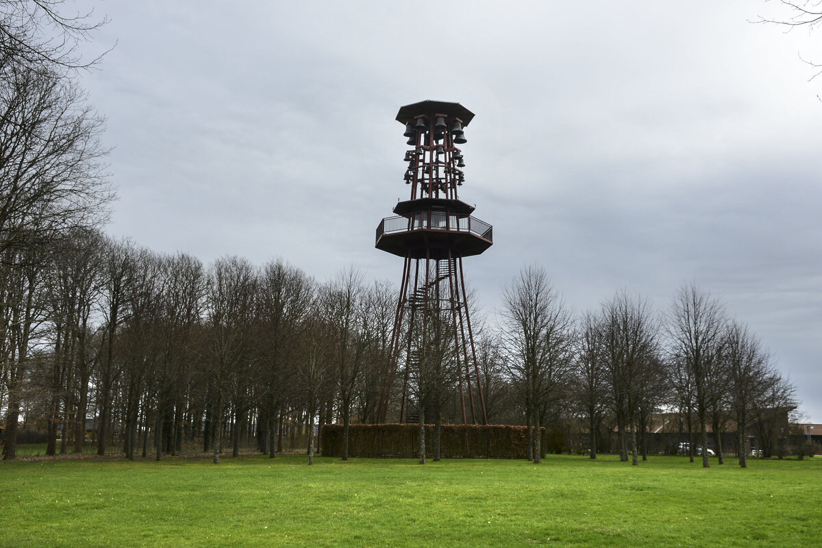 der Glockenturm in der nordschleswigschen Kleinstadt Lgumkloster (dnisch Lgumkloster). In Lgumkloster befindet sich eine Musikschule, die als einzige in Dnemark Glckner ausbildet
Aufnahme: 18. Mrz 2024.