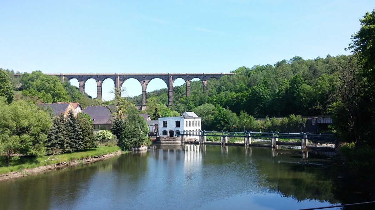 Der Ghrener Viadukt auf der Bahnstrecke Neukieritzsch–Chemnitz in Wechselburg (OT Ghren) an der Zwickauer Mulde. Das Bauwerk aus dem Jahre 1871 hat eine Hhe von 68 m und eine Lnge von 381 m. (22.05.2016)

