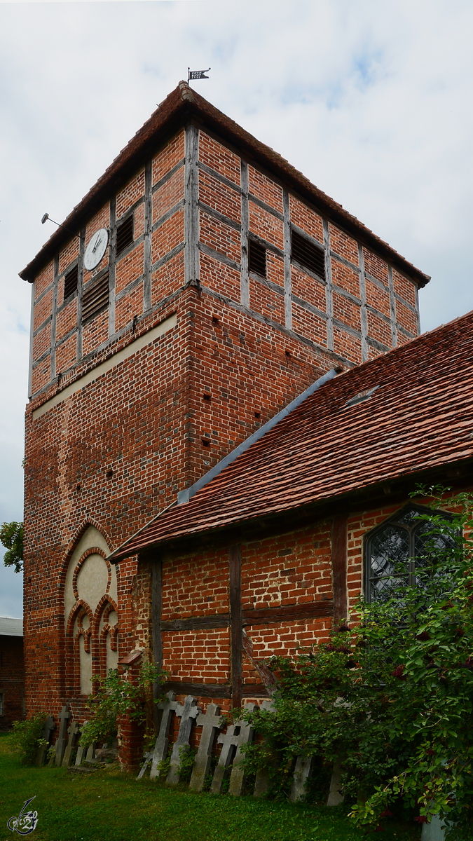 Der gotische Backsteinturm der Dorfkirche Jrgenstorf wurde um 1400 errichtet. (August 2014)
