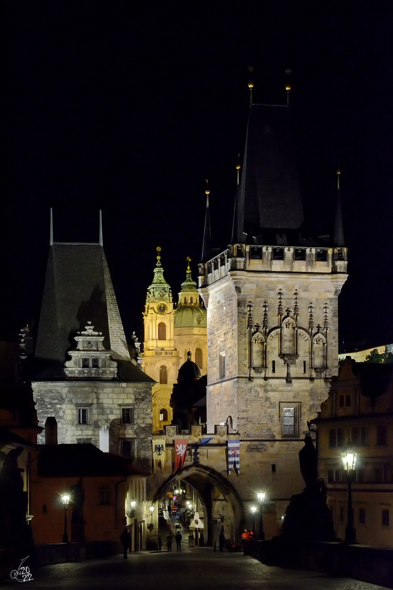 Der gotische Kleinseitner Brckenturm wurde um 1464 erbaut und befindet sich am westlichen Ende der Karlsbrcke. (Prag, September 2012)