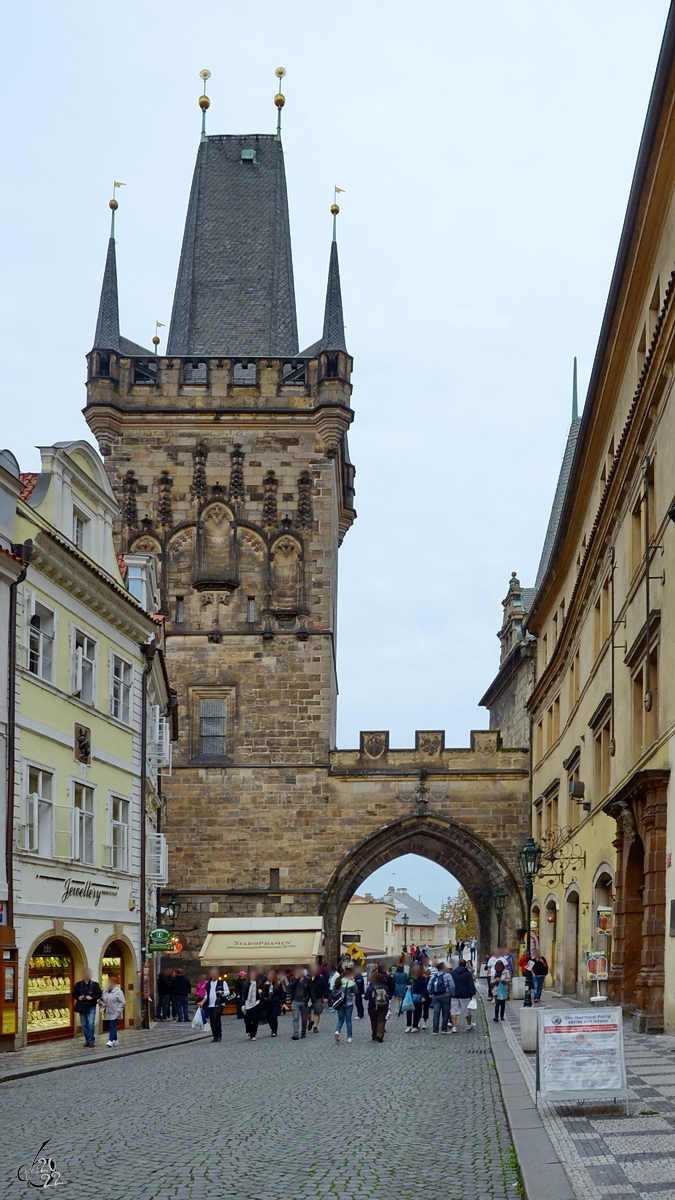 Der gotische Kleinseitner Brckenturm wurde um 1464 erbaut und befindet sich am westlichen Ende der Karlsbrcke. (Prag, September 2012)