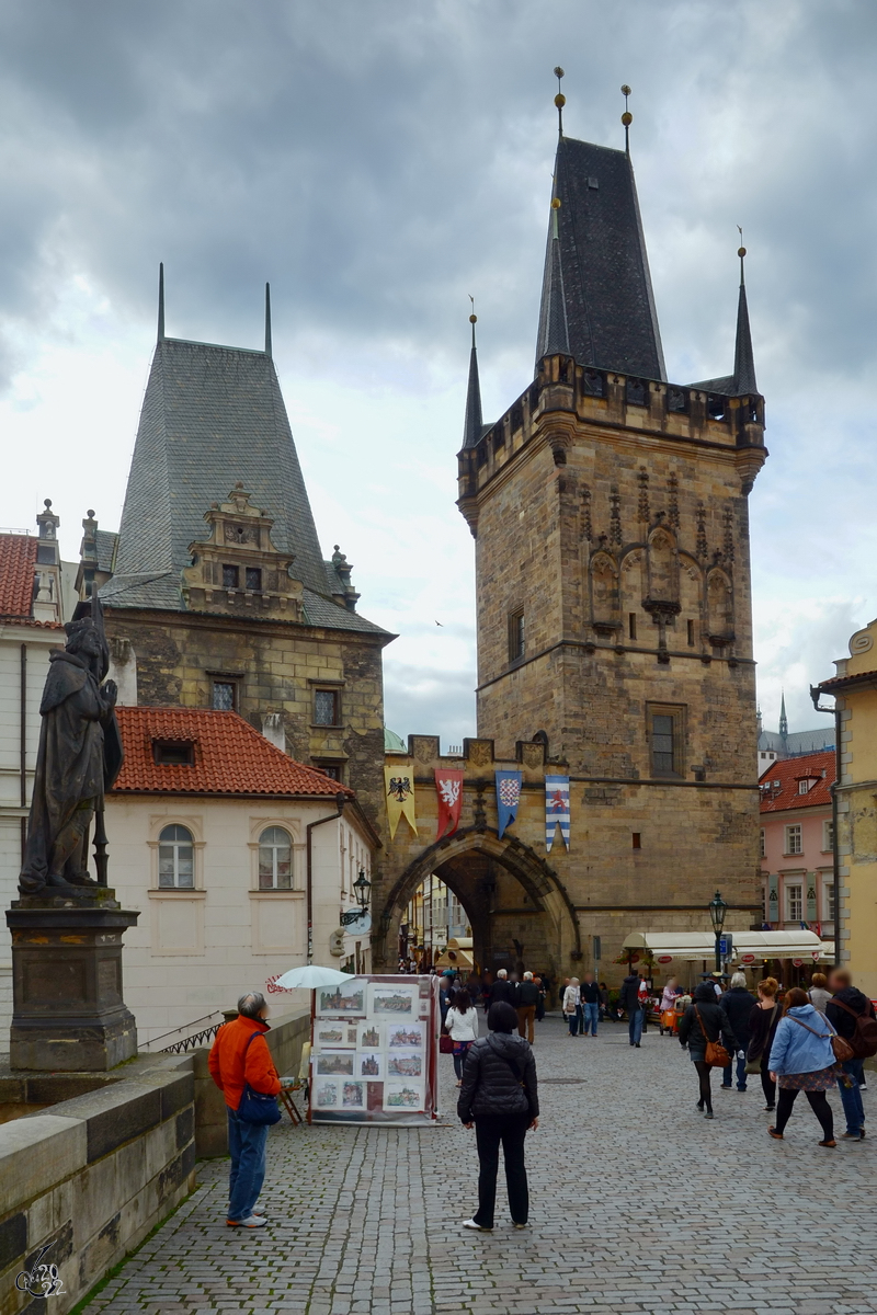 Der gotische Kleinseitner Brckenturm wurde um 1464 erbaut und befindet sich am westlichen Ende der Karlsbrcke. (Prag, September 2012)