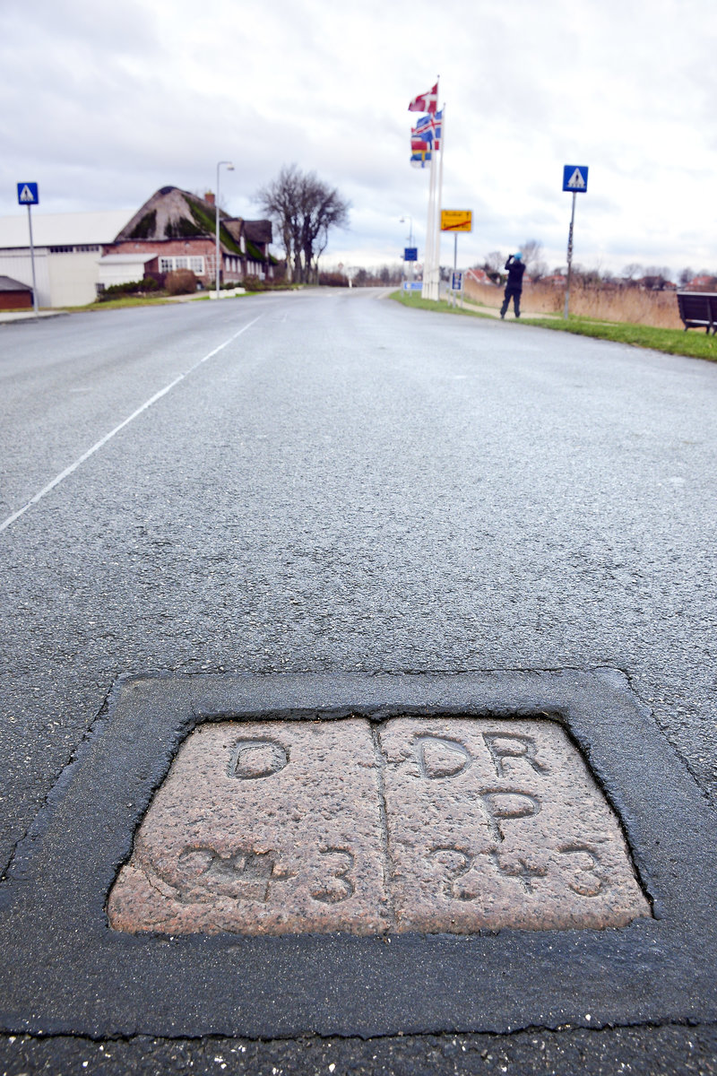 Der Grenzbergang zwischen Rudbl auf dnischer und Rosenkranz (Kreis Sdtondern in Nordfriesland) auf deutscher Seite hat wahrscheinlich den ungewhnlichsten Grenzverlauf. Denn die Grenze verluft auf einer Lnge von etwa 130 Meter mitten auf der schmalen Strae und zudem mitten durch den Ruttebller See. Aufnahme: 4. Januar 2021.